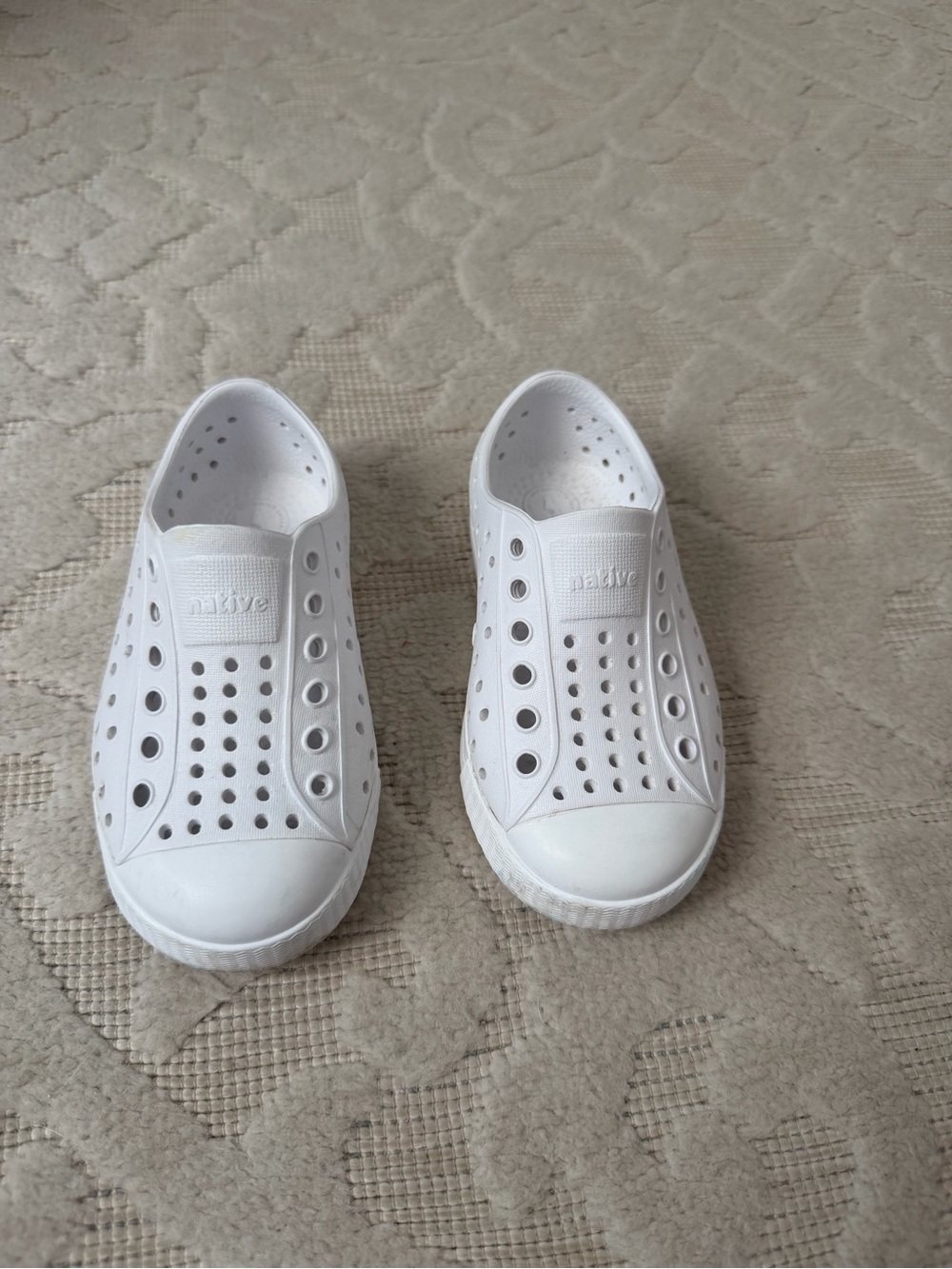 Native Kids Slip-On Water Shoes in White size 7 C7